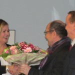 Laudatorin Tatjana Jury, Ausstellungskurator Raymund Stolze und Bürgermeister Karsten Knobbe