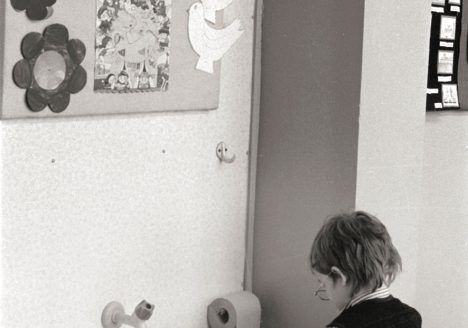 Volker Döring »Waschecke im Klassenzimmer einer Ostberliner Schule« | 1987